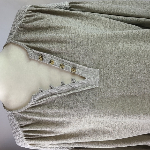 Gimmicks by BKE Blouse - Picture 2 of 16